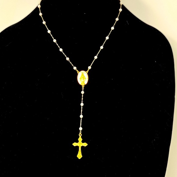 Handcrafted Rosary necklace and earrings with pearl detail - Picture 10 of 10